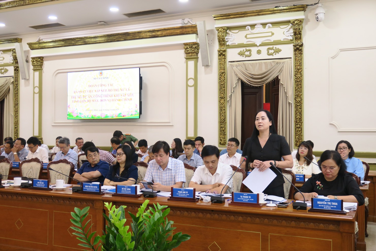 B&agrave; Tạ Thanh T&uacute;, Ph&oacute; Cục trưởng Cục Kế hoạch T&agrave;i ch&iacute;nh, Bộ T&agrave;i ch&iacute;nh&nbsp;nhấn mạnh tầm quan trọng của việc r&agrave; so&aacute;t v&agrave; xử l&yacute; t&agrave;i sản c&ocirc;ng, đặc biệt l&agrave; c&aacute;c c&ocirc;ng tr&igrave;nh, nh&agrave; đất, trụ sở để đảm bảo hiệu quả trong qu&aacute; tr&igrave;nh sắp xếp đơn vị h&agrave;nh ch&iacute;nh.&nbsp; Ảnh: Đức Mỹ