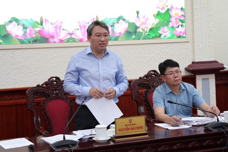 Bộ trưởng Nguyễn Hải Ninh yêu cầu, việc hợp tác với các công ty luật cung cấp nội dung trên Cổng Pháp luật Quốc gia phải được lựa chọn kỹ lưỡng. Ảnh: MOJ