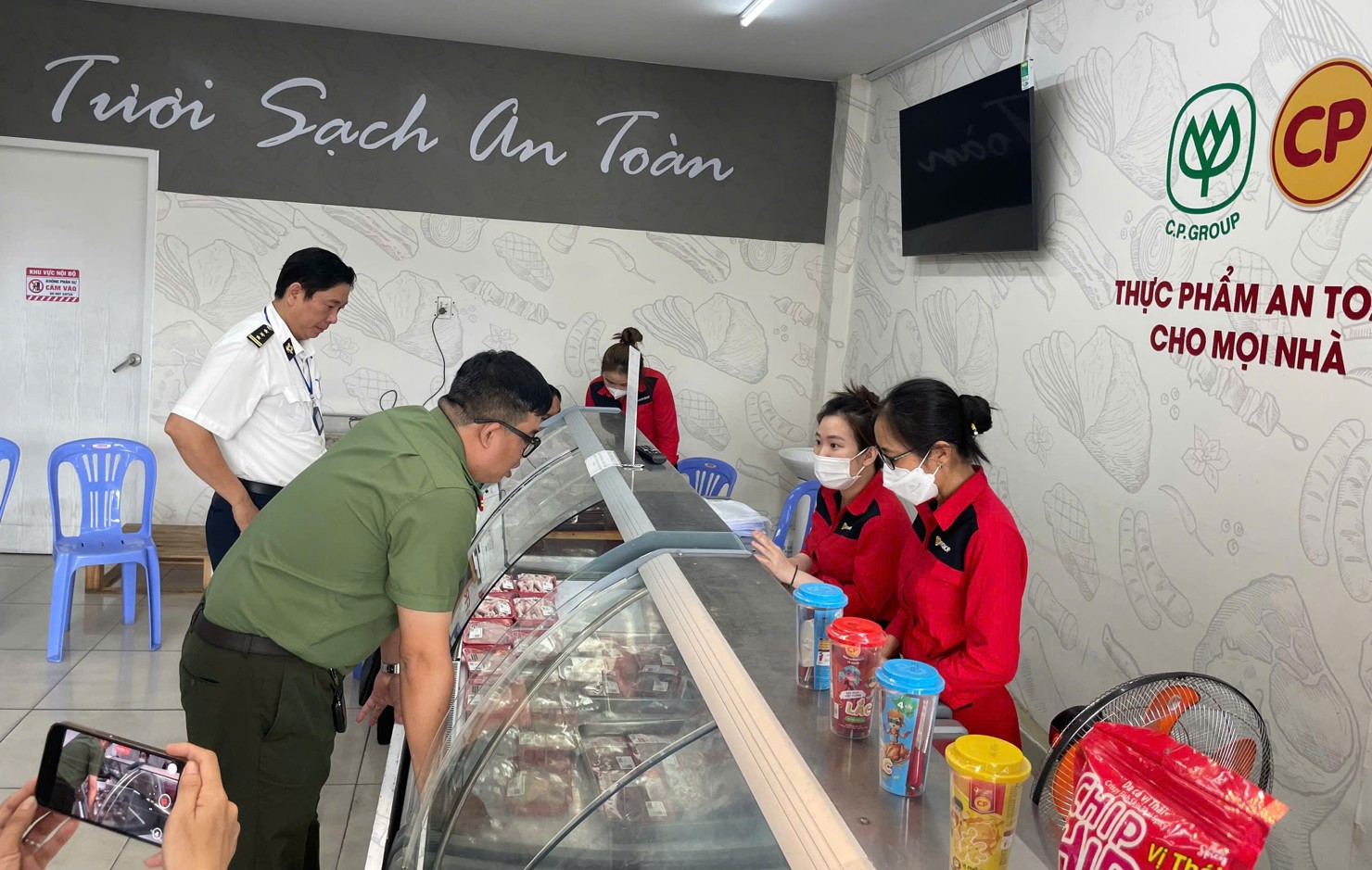 Lực lượng chức năng kiểm tra đột xuất một địa điểm ở phường Phú Thọ, TP Thủ Dầu Một chiều ngày 4/6. 