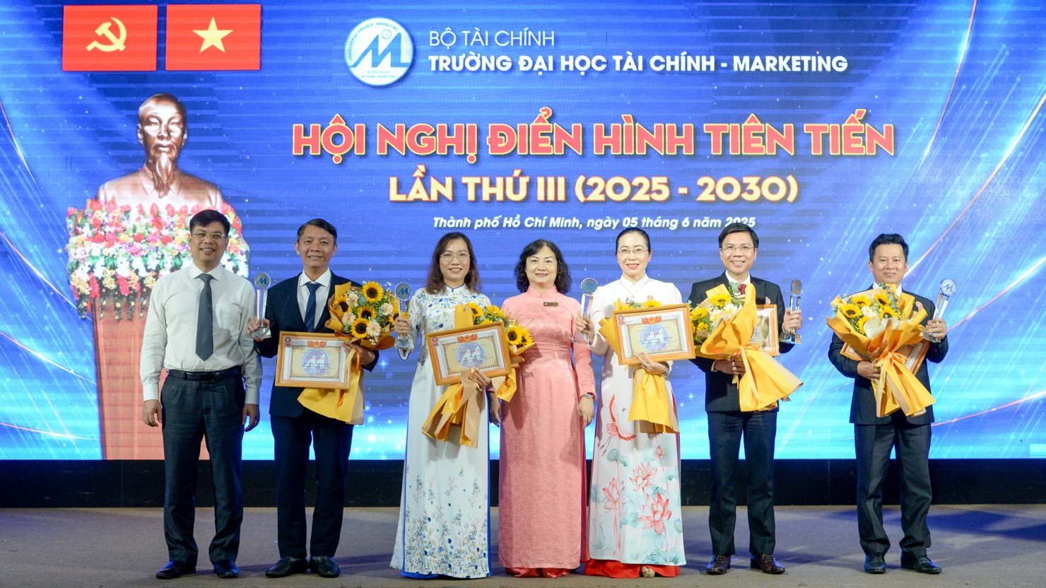 Lãnh đạo nhà trường tặng hoa chúc mừng đại diện các tập thể điển hình tiên tiến giai đoạn 2020 - 2025.