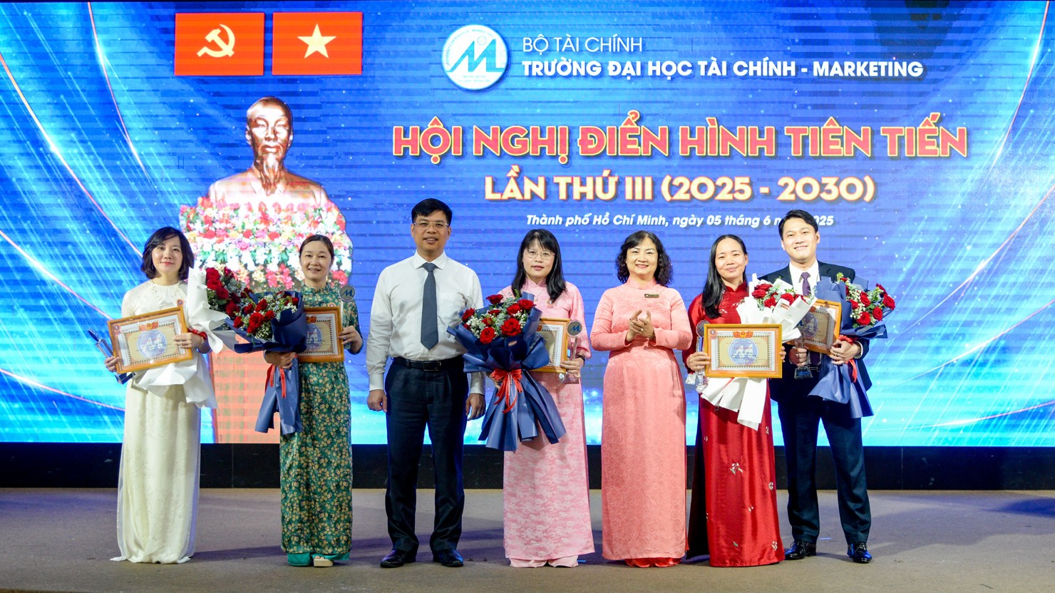 Lãnh đạo nhà trường tặng hoa chúc mừng đại diện các cá nhân điển hình tiên tiến giai đoạn 2020 – 2025.