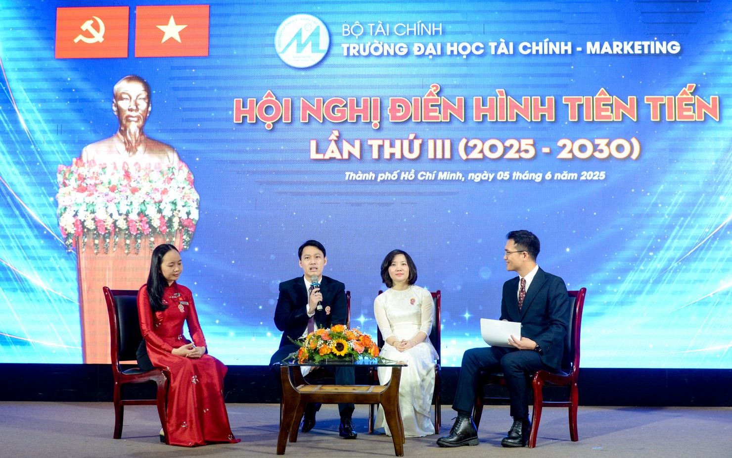Hội nghị giao lưu với các điển hình tiên tiến.