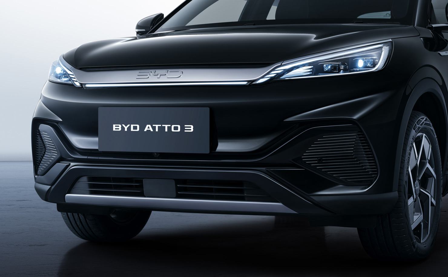 BYD ATTO 3&nbsp;mang phong c&aacute;ch đại dương hiện đại, kết hợp h&agrave;i h&ograve;a giữa đường n&eacute;t mạnh mẽ v&agrave; sự tinh tế trong từng chi tiết