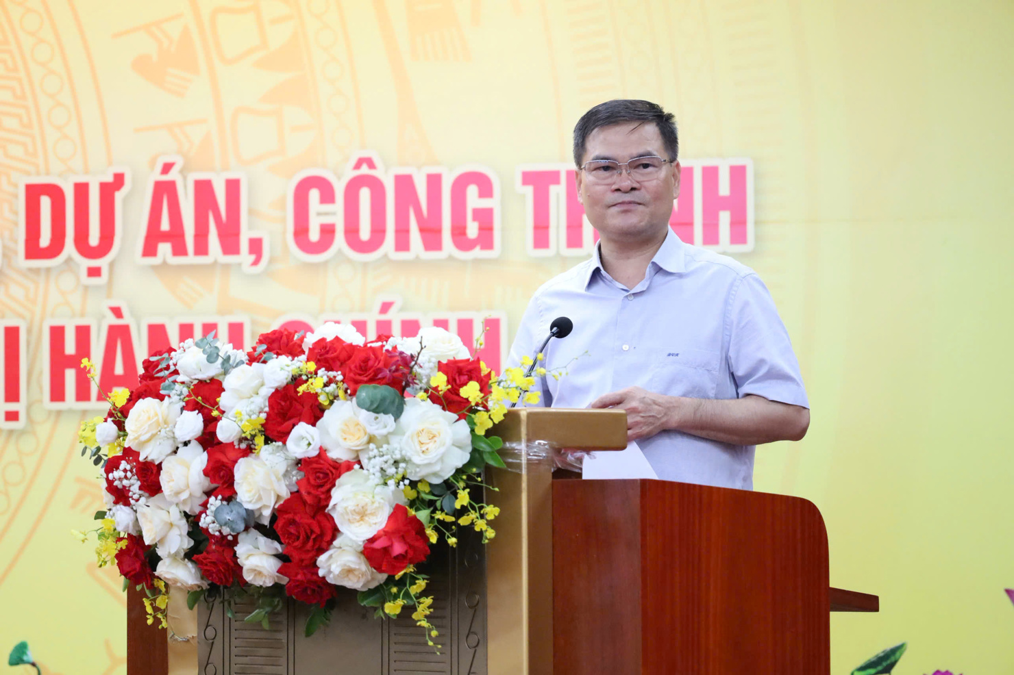 Thứ trưởng Bùi Văn Khắng phát biểu tại Hội nghị.