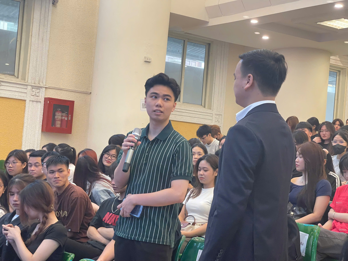 Sinh viên còn được lĩnh hội kiến thức từ những “người khổng lồ”