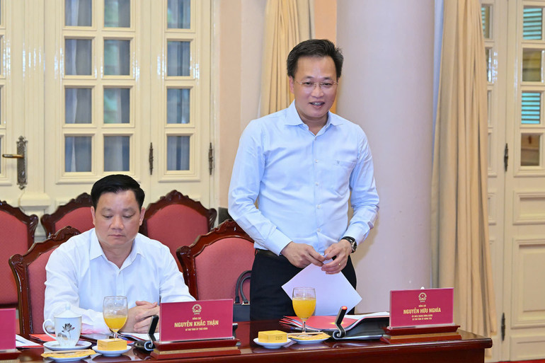 Bí thư Tỉnh ủy Hưng Yên báo cáo tại buổi làm việc.
