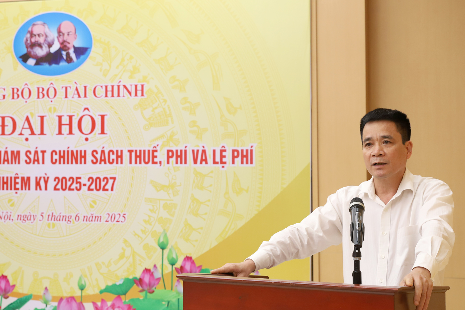 Đồng ch&iacute; Trương H&ugrave;ng Sơn &ndash; Ủy vi&ecirc;n Ban Chấp h&agrave;nh, Ph&oacute; Chủ nhiệm Ủy ban Kiểm tra Đảng ủy Bộ T&agrave;i ch&iacute;nh ch&uacute;c mừng Đại hội đ&atilde; ho&agrave;n th&agrave;nh c&aacute;c chương tr&igrave;nh đề ra. Ảnh: Gia H&acirc;n