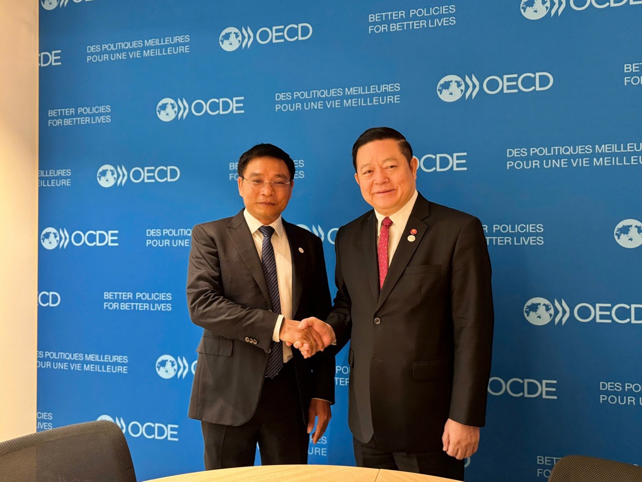 Bộ trưởng Nguyễn Văn Thắng và Tổng Thư ký ASEAN Kao Kim Hourn.