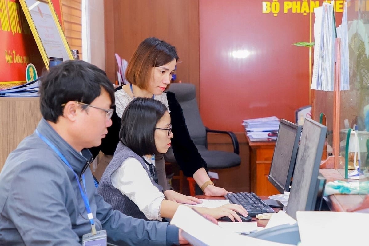 C&ocirc;ng chức phường Nghi Hương (TP. Vinh, tỉnh Nghệ An) thực hiện thủ tục h&agrave;nh ch&iacute;nh cho c&ocirc;ng d&acirc;n.