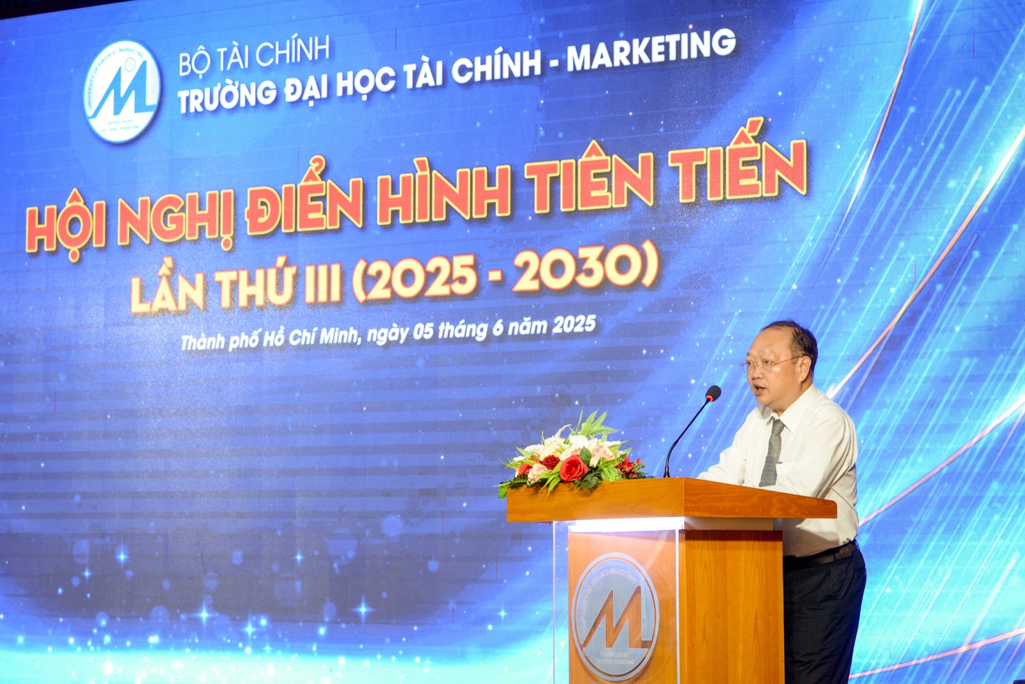 PGS. TS. Phạm Quốc Việt, Phó Hiệu trưởng báo cáo tổng kết phong trào thi đua và công tác khen thưởng của UFM giai đoạn 2020 - 2025.