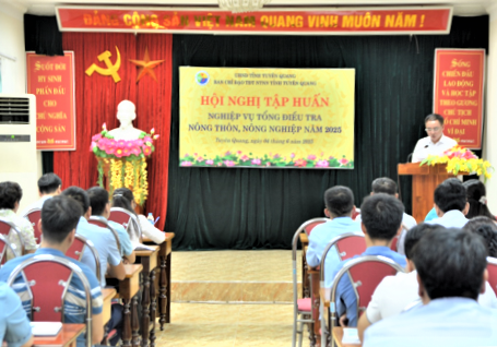 Đồng chí Phạm Hùng Sơn, Chi cục trưởng, Chi cục Thống kê tỉnh Tuyên Quang, Phó Trưởng ban, Ban Chỉ đạo Tổng Điều tra tỉnh, phát biểu khai mạc Hội nghị.