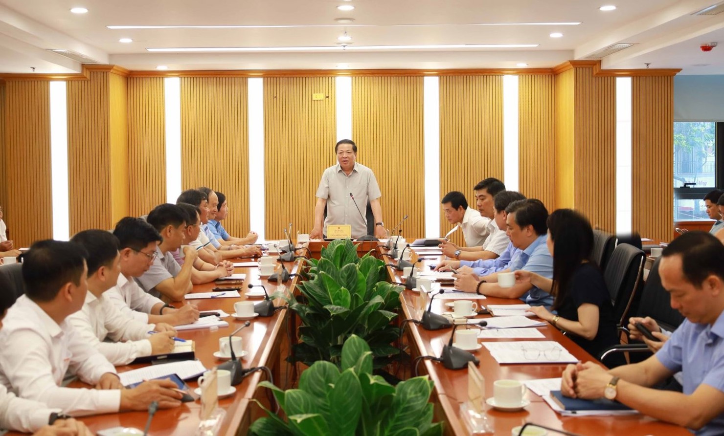 Tại buổi làm việc, Bộ trưởng Bộ Xây dựng Trần Hồng Minh cho biết sẽ chỉ đạo các đơn vị thuộc Bộ sớm nghiên cứu, rà soát, cập nhật, điều chỉnh, bổ sung các chính sách về tiền lương, công tác công bố giá vật liệu xây dựng...