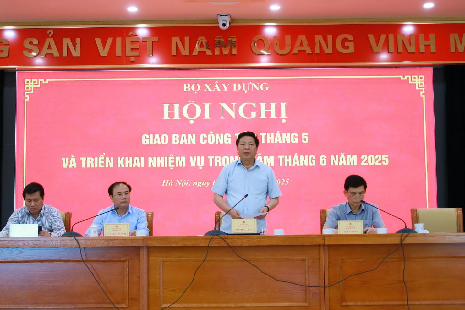 Bộ trưởng Trần Hồng Minh chủ trì Hội nghị Giao ban công tác tháng 5 và triển khai nhiệm vụ trọng tâm tháng 6/2025 của Bộ Xây dựng. Ảnh: MOC