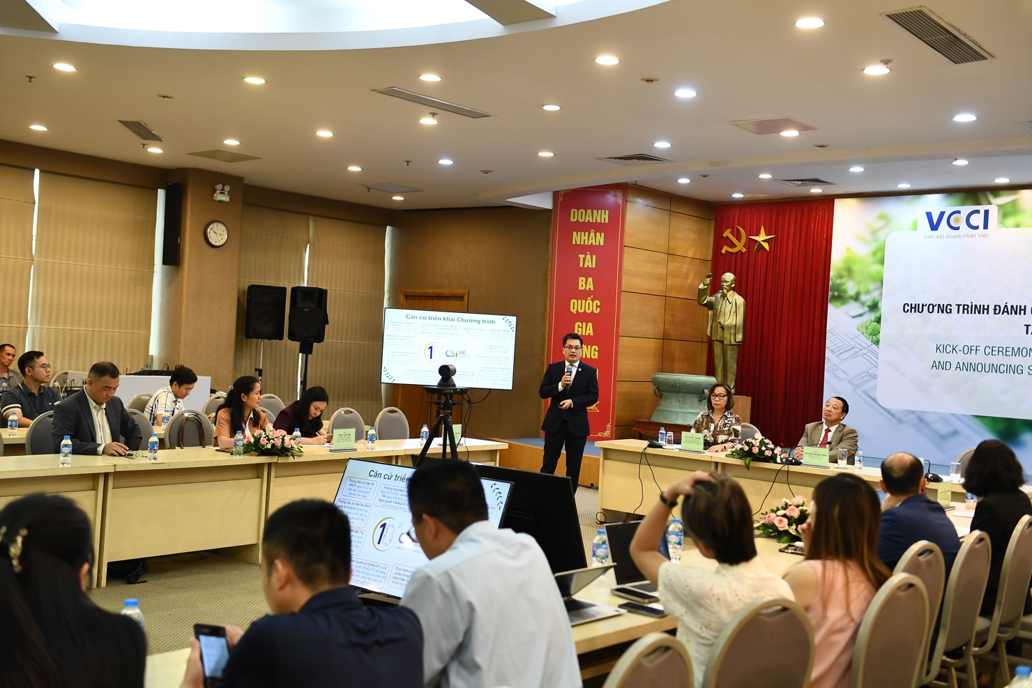 &Ocirc;ng Nguyễn Tiến Huy, Gi&aacute;m đốc Văn ph&ograve;ng VBCSD (SD4B-VCCI), Trưởng Ban Thư k&yacute; Chương tr&igrave;nh giới thiệu c&aacute;c điểm mới của Bộ Chỉ số CSI 2025.