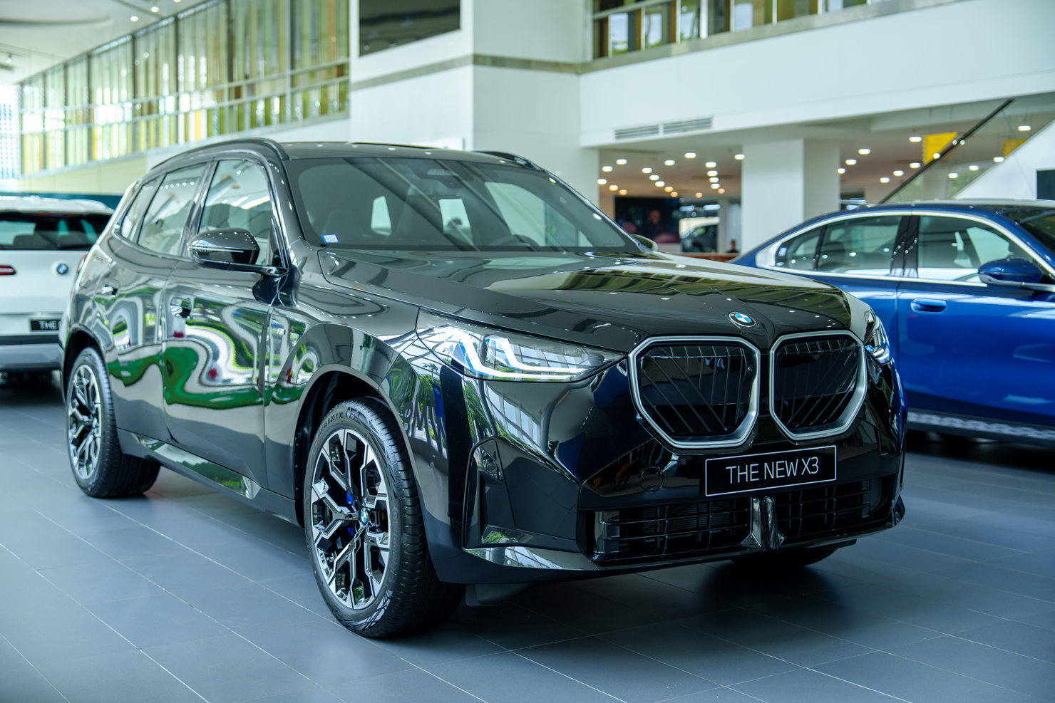 BMW X3 2025 giảm từ ba phiên bản xuống còn hai phiên bản: X3 20 xDrive và X3 20 xDrive M Sport, có giá bán lần lượt 2,279 tỉ đồng và 2,629 tỉ đồng. Khách hàng đặt mua sớm được ưu đãi giảm giá trực tiếp 80 triệu đồng.