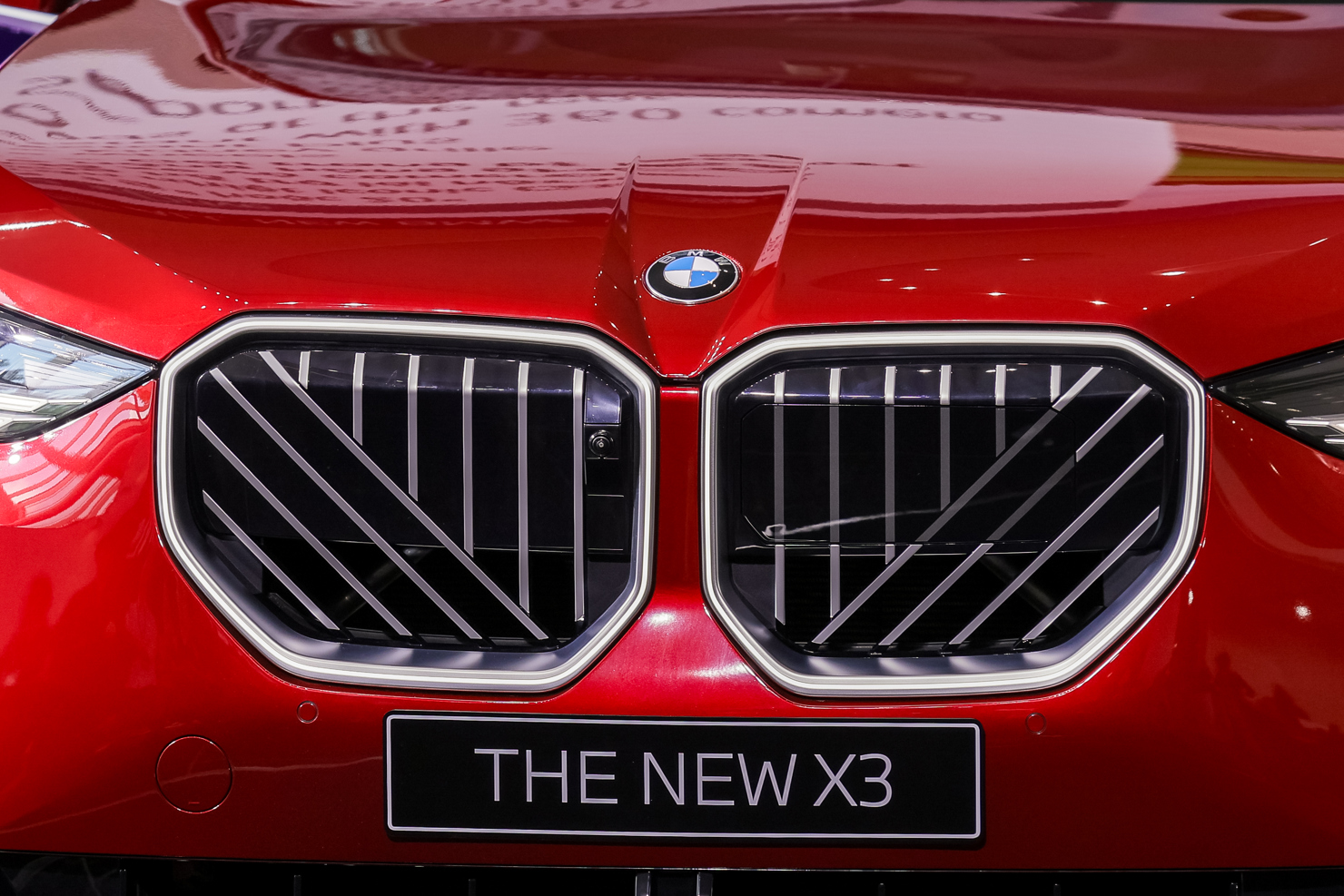Ngoại thất của BMW X3 mới mang thiết kế hoàn toàn khác biệt với thế hệ trước. Các chi tiết được làm góc cạnh hơn. Phiên bản M Sport sở hữu bộ cản thể thao, ốp cùng màu thân xe, tùy chọn mâm 20 inch và phanh hiệu năng cao M Sport. Bản tiêu chuẩn sử dụng mâm 19 inch. Cả hai đều được trang bị cụm đèn LED trước/sau thiết kế mới và lưới tản nhiệt cỡ lớn tích hợp viền LED phát sáng.