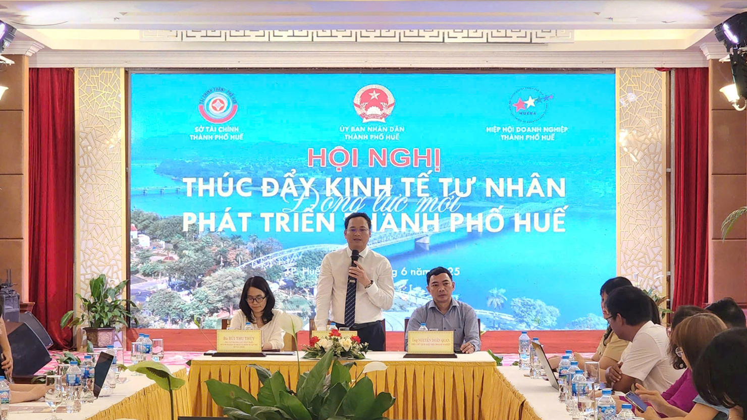 Lãnh đạo Sở Tài chính TP. Huế trao đổi với doanh nghiệp.