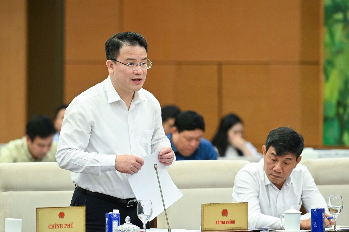 Thứ trưởng Bộ Tài chính Trần Quốc Phương báo cáo tại phiên họp.