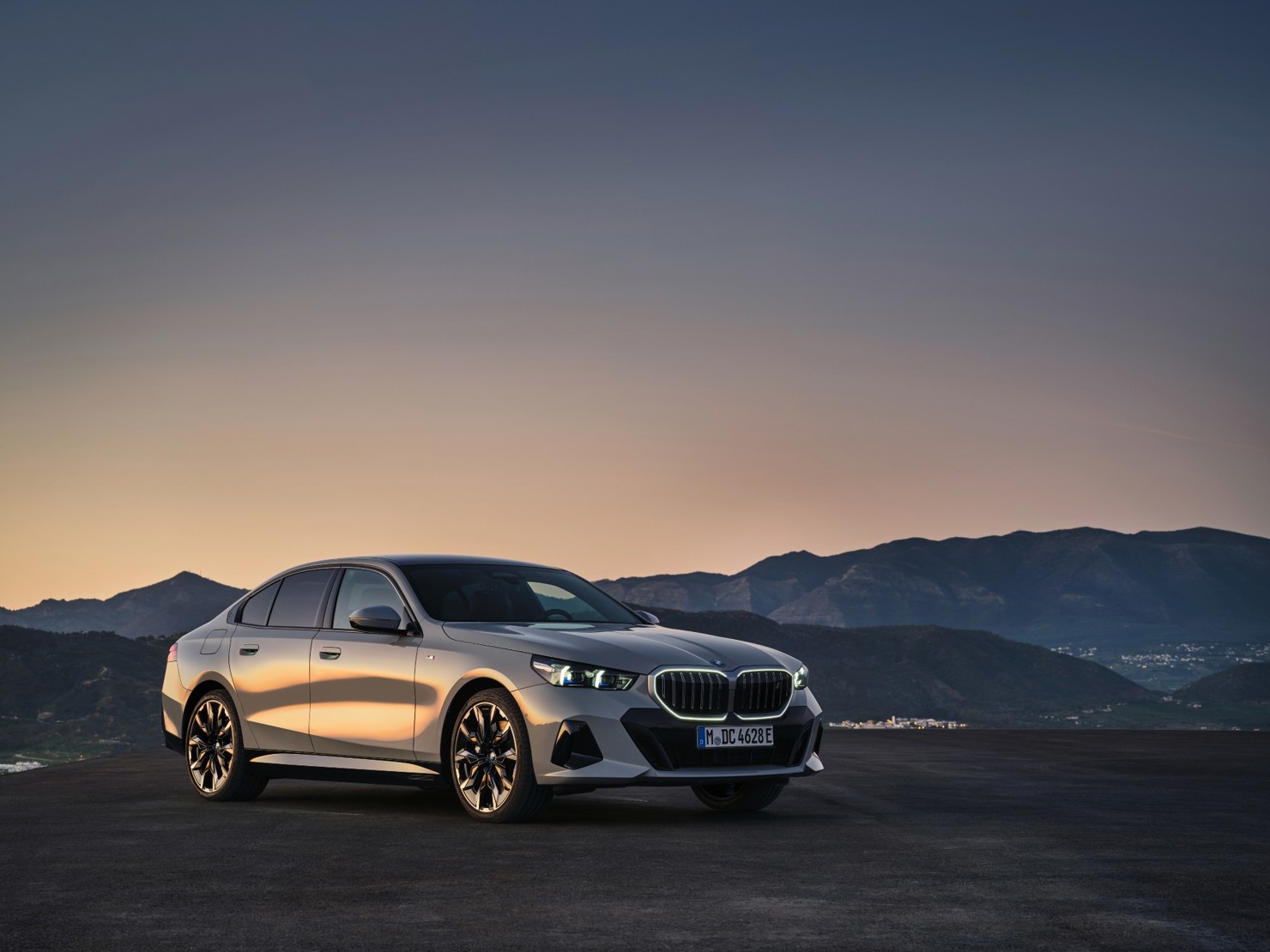 Mẫu sedan hạng sang BMW 5 Series thế hệ mới gồm ba phi&ecirc;n bản: 520i, 520i Premium v&agrave; 530i M Sport, c&oacute; gi&aacute; lần lượt 2,589 tỷ; 2,739 tỷ v&agrave; 3,099 tỷ đồng.&nbsp;