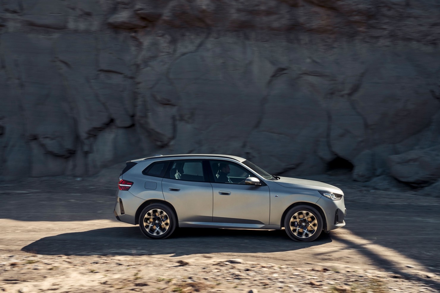 So với thế hệ trước, BMW X3 2025 loại bỏ phiên bản xDrive30i M Sport, chỉ dùng một loại động cơ duy nhất. Đồng thời, hãng cũng thay đổi cách đặt tên khi bỏ hậu tố “i” - động thái phản ánh việc mẫu xe này chuyển sang sử dụng động cơ mild-hybrid mới.