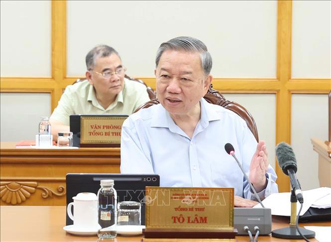 Tổng Bí thư Tô Lâm nhấn mạnh, tiếp tục thống nhất chủ trương sắp xếp đơn vị hành chính cấp tỉnh, đồng thời thực hiện hợp nhất, sáp nhập đơn vị hành chính cấp xã với những địa phương chuẩn bị kỹ lưỡng, chu đáo, đầy đủ các điều kiện cần thiết - Ảnh: TTXVN. 