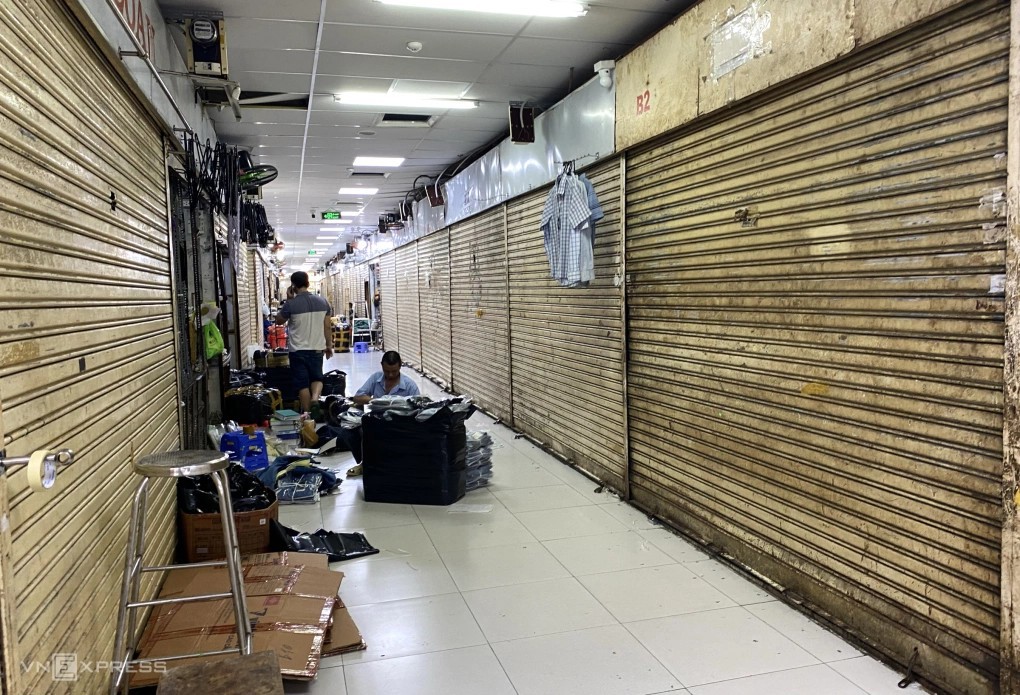 Đối với các hộ kinh doanh hàng lậu, hàng giả, kém chất lượng thì việc dừng hoạt động là bước đi đúng đắn. Ảnh: Thanh Tùng