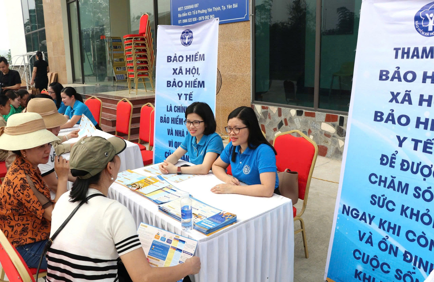 Cán bộ BHXH khu vực XVII tư vấn chính sách BHXH, BHYT đến người dân trên địa bàn.