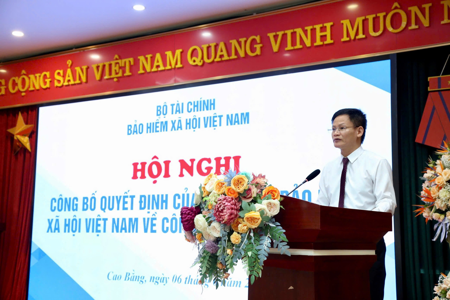 Giám đốc BHXH khu vực IX Ngô Văn Chiến phát biểu nhận nhiệm vụ tại Hội nghị.