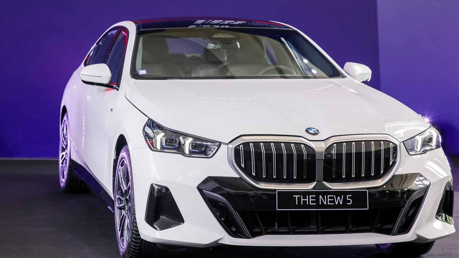 BMW 5 Series thế hệ mới tại Việt Nam được nâng cấp chủ yếu thiết kế ngoại thất và công nghệ trang bị.