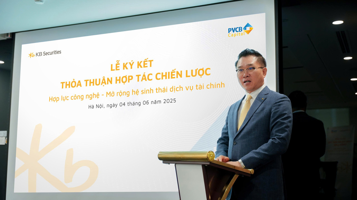 Ông Jeon Mun – Tổng Giám đốc KBSV chia sẻ đặt kỳ vọng việc hợp tác sẽ đem lại nhiều lợi ích cho khách hàng của hai phía. 
