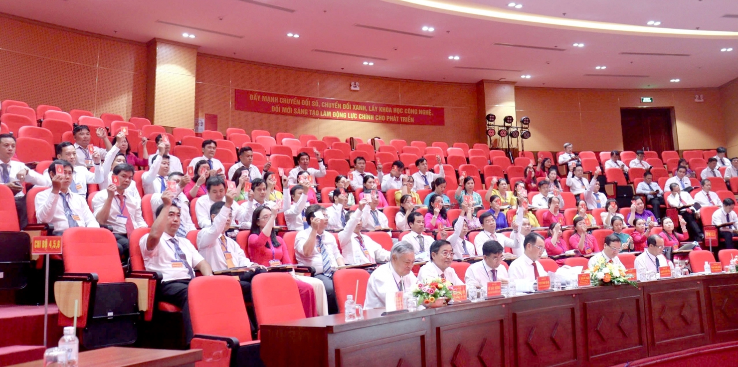 Các đại biểu biểu quyết thông qua Nghị quyết Đại hội