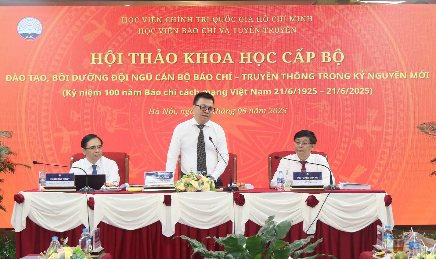 Nhà báo Lê Quốc Minh, Chủ tịch Hội Nhà báo Việt Nam thay mặt Đoàn Chủ tịch điều hành Hội thảo phát biểu 