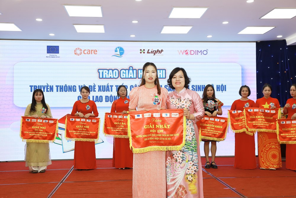 Bà Nguyễn Thị Hảo – Giám đốc Trung tâm GDNN & Hỗ trợ phát triển phụ nữ Hà Nội trao giải Nhất cho thí sinh Vũ Thị Lành.
