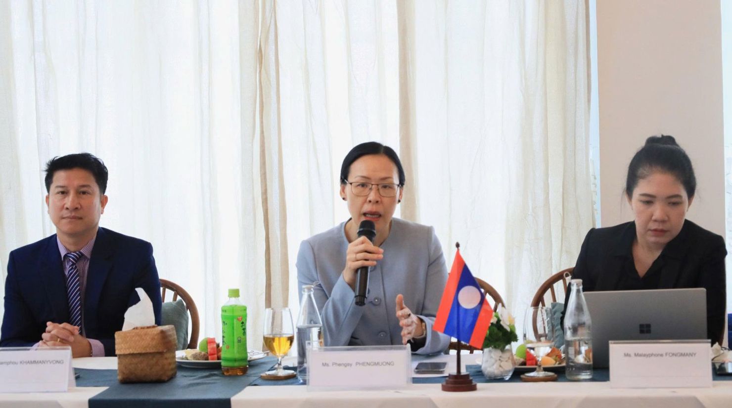 Bà Phengsy Phengmuong -Tổng thư ký LSCO, trao đổi tại buổi họp. Ảnh: UBCKNN