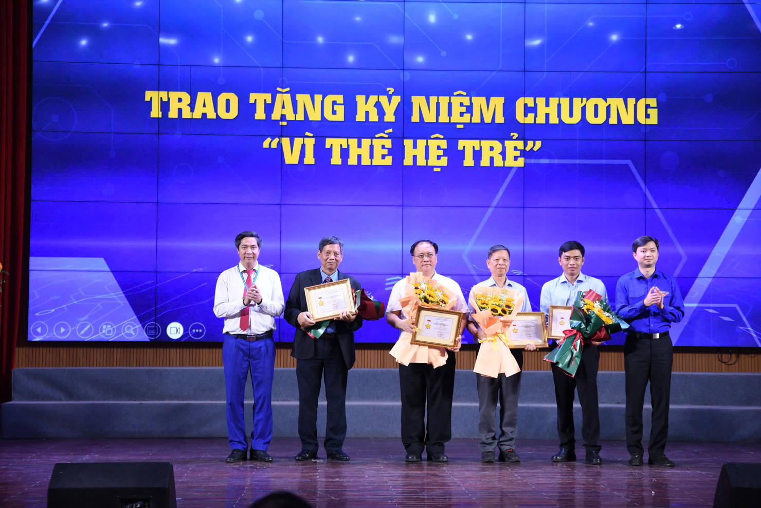 Trao tặng Kỷ niệm chương "Vì thế hệ trẻ".