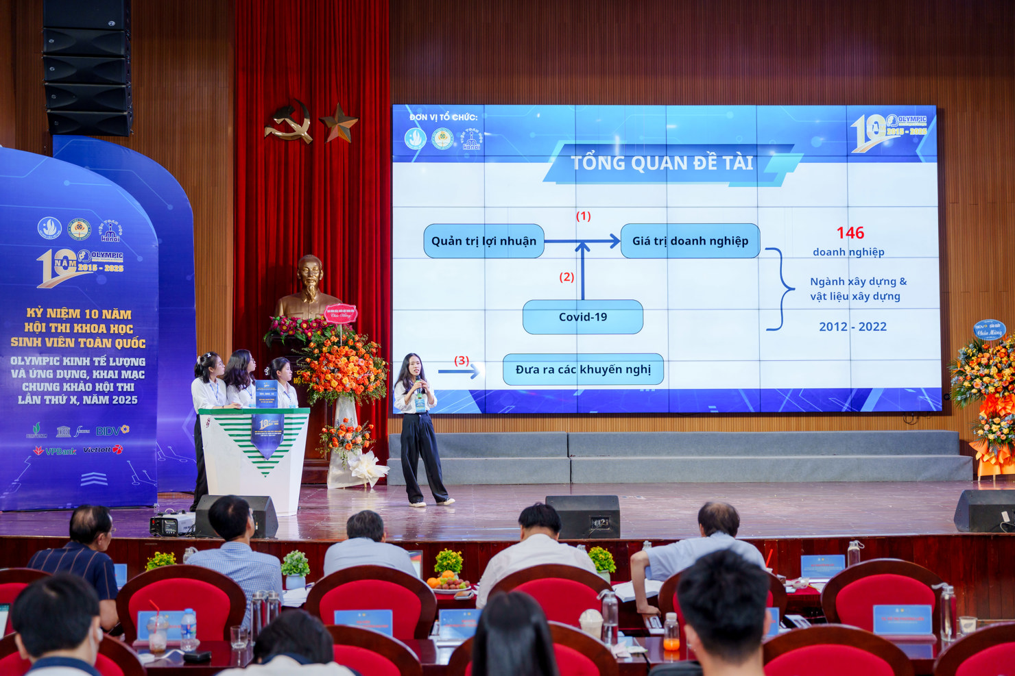 Các đội thi trình bày đề tài tại Vòng Chung khảo.