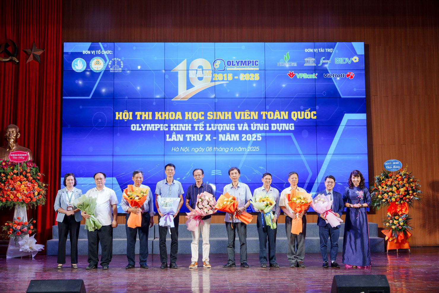 Hội đồng Ban Giám khảo với sự góp mặt của nhiều chuyên gia uy tín trong lĩnh vực kinh tế - tài chính.
