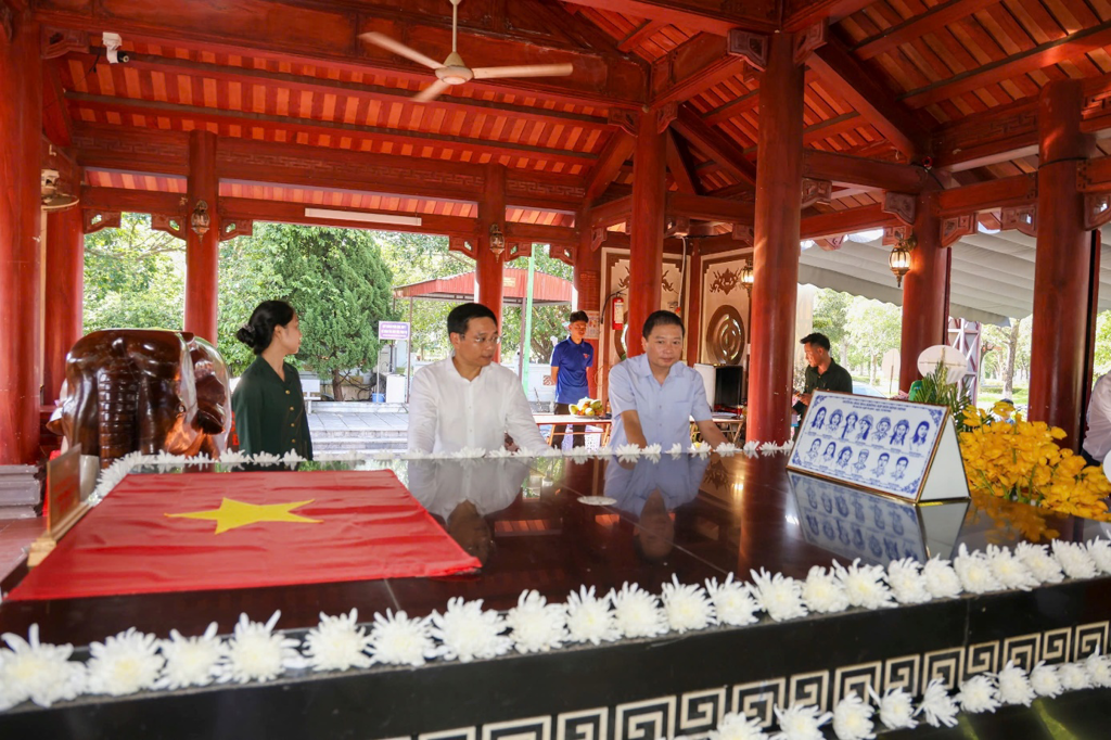 Bộ trưởng Bộ Tài chính Nguyễn Văn Thắng và Chủ tịch UBND tỉnh Nghệ An Lê Hồng Vinh dâng hương tưởng niệm trước mộ tập thể 13 anh hùng liệt sĩ Đại đội 317