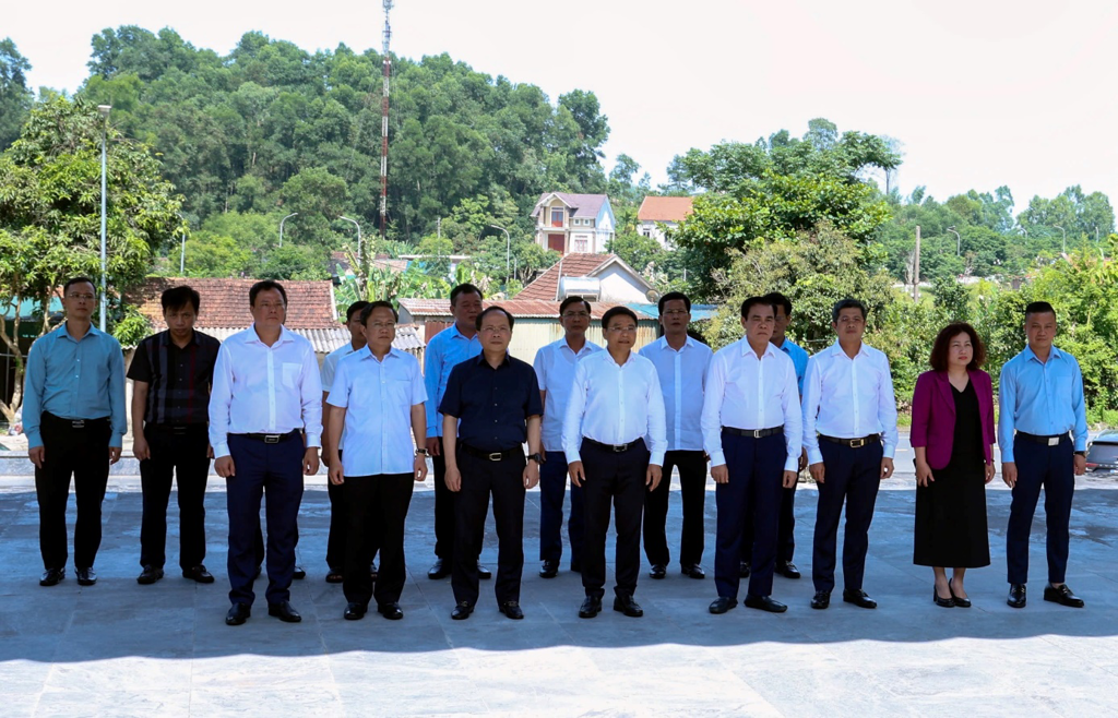 Bộ trưởng Nguyễn Văn Thắng dâng hương, tưởng niệm tại Ngã ba Đồng Lộc và Truông Bồn - Ảnh 1