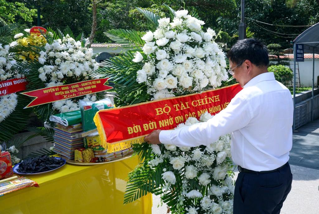 Bộ trưởng Bộ Tài chính Nguyễn Văn Thắng dâng vòng hoa tại Đài tưởng niệm Anh hùng liệt sĩ ngành Giao thông vận tải.