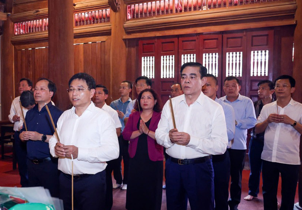 Bộ trưởng Bộ Tài chính Nguyễn Văn Thắng và Lãnh đạo UBND tỉnh Hà Tĩnh dâng hương và hoa tại Đền thờ Ngã ba Đồng Lộc.