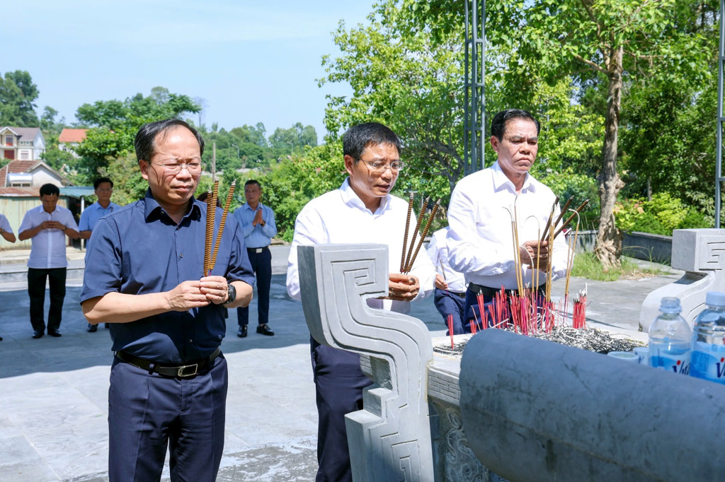 Bộ trưởng Nguyễn Văn Thắng dâng hương, tưởng niệm tại Ngã ba Đồng Lộc và Truông Bồn - Ảnh 2