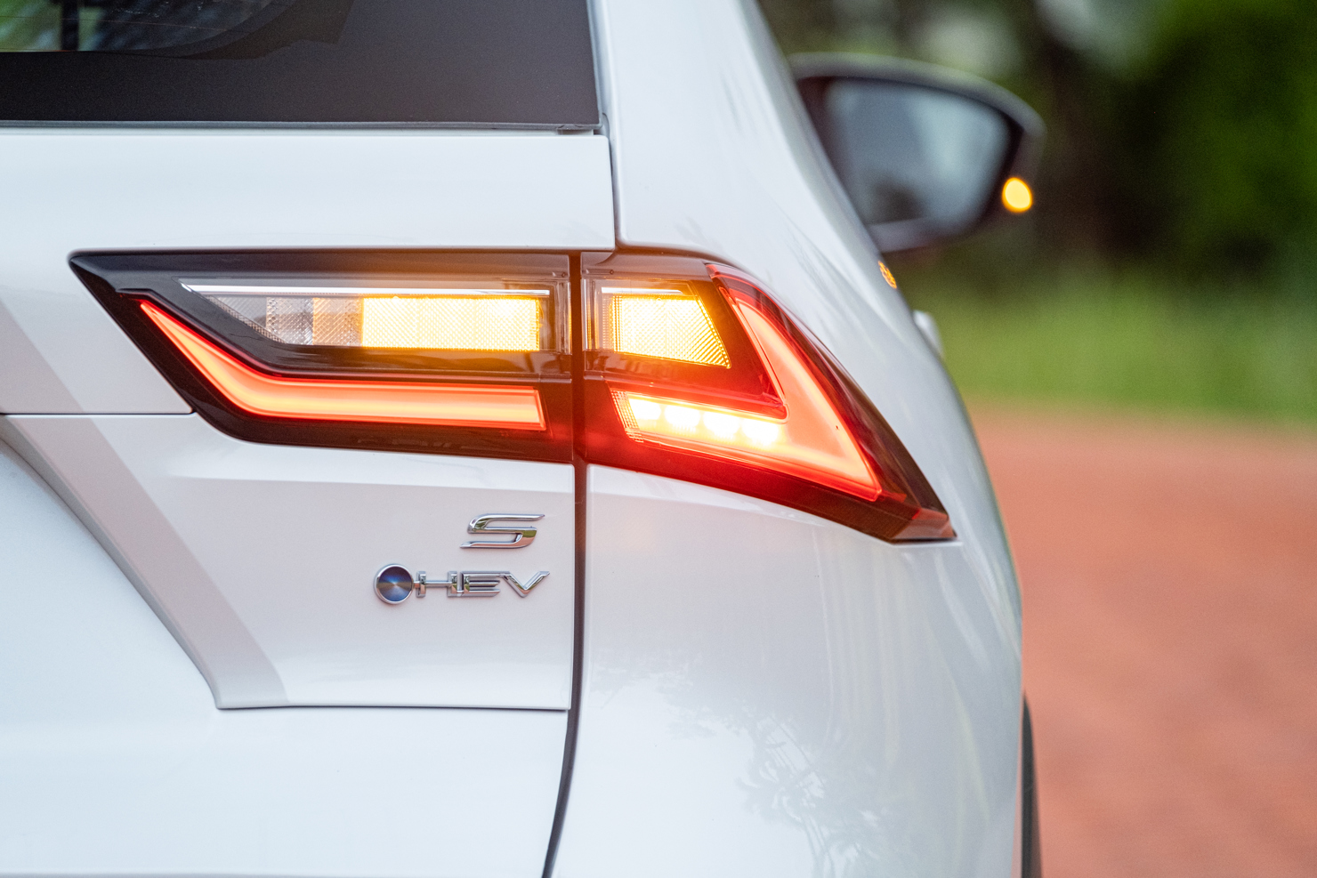Yaris Cross l&agrave; mẫu xe đầu ti&ecirc;n trong ph&acirc;n kh&uacute;c sở hữu c&ocirc;ng nghệ full-hybrid.