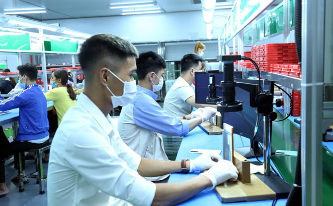 Công nhân làm việc trong nhà máy FDI tại KCN tỉnh Vĩnh Phúc