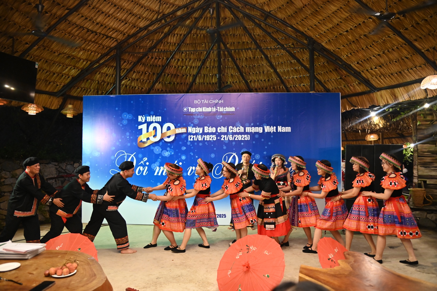 Chương tr&igrave;nh giao lưu văn nghệ ch&agrave;o mừng Kỷ niệm 100 năm Ng&agrave;y B&aacute;o ch&iacute; c&aacute;ch mạng Việt Nam.&nbsp;Ảnh: Quang H&ugrave;ng.