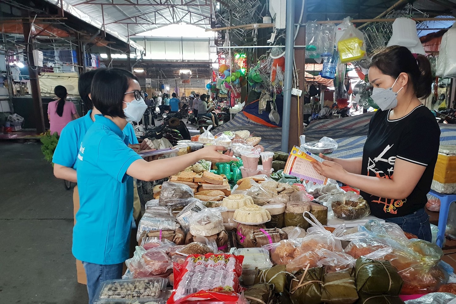 Tuyên truyền chính sách BHXH cho tiểu thương tại Hà Nội.