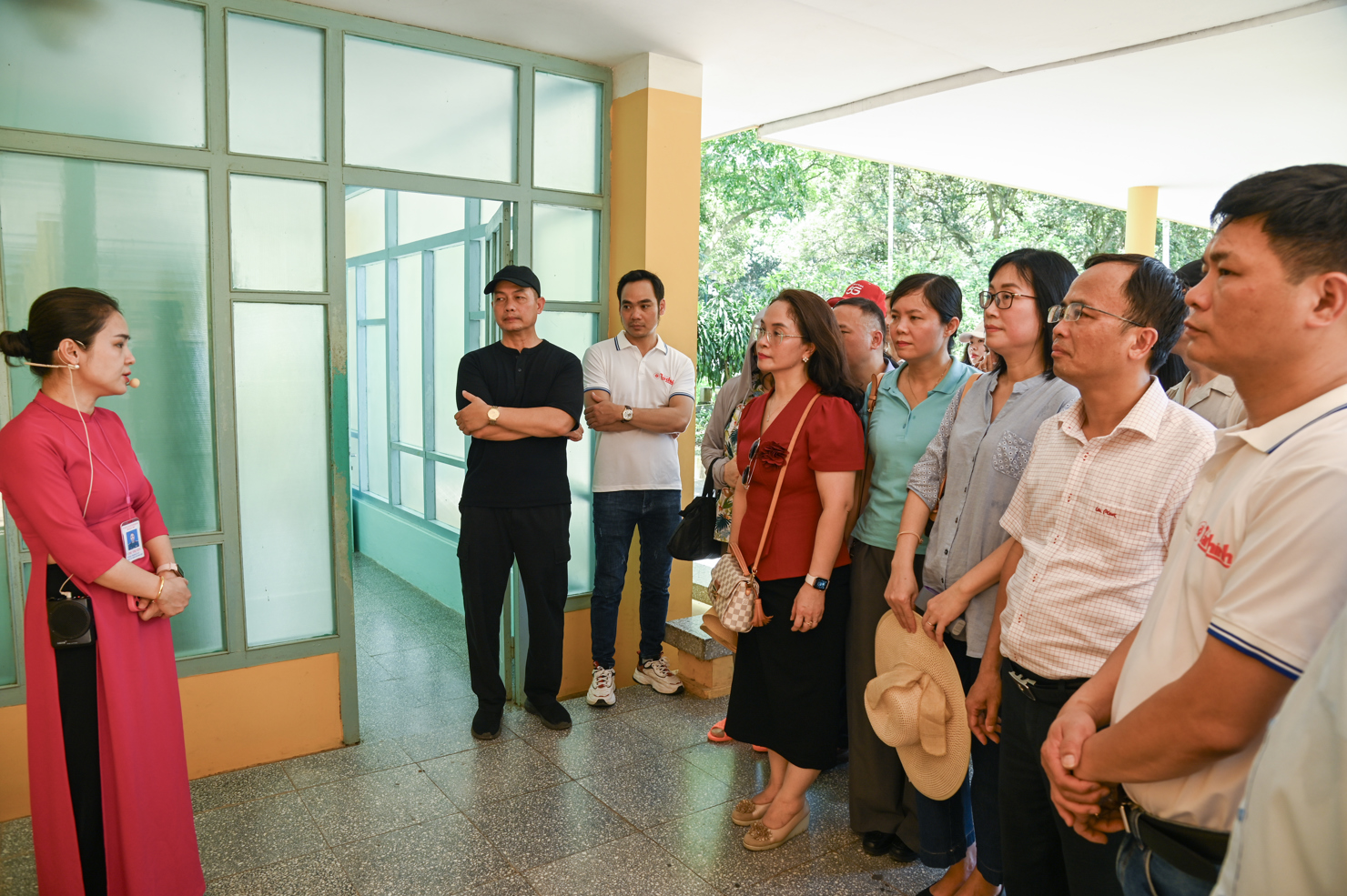 Đoàn lắng nghe những câu chuyện về Chủ tịch Hồ Chí Minh tại Khu di tích K9 - Đá Chông. Ảnh: Quang Hùng.