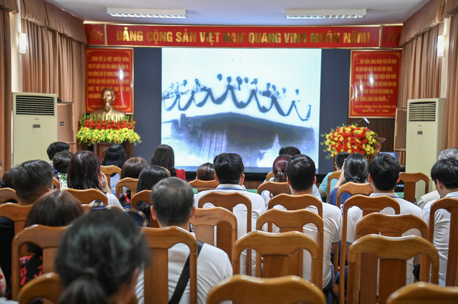 Đoàn công tác xem những thước phim tư liệu quý giá về Chủ tịch Hồ Chí Minh. Ảnh: Quang Hùng.
