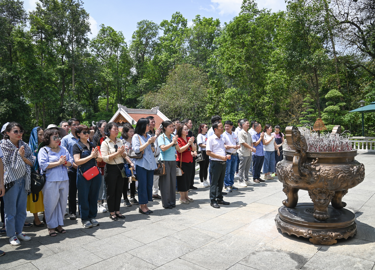 Đoàn dâng hương, dâng hoa, tưởng niệm và bày tỏ lòng biết ơn vô hạn đối với Chủ tịch Hồ Chí Minh. Ảnh: Quang Hùng.