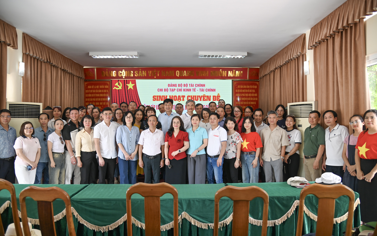 Buổi sinh hoạt chuyên đề để lại ấn tượng sâu sắc về hình ảnh Chủ tịch Hồ Chí Minh trong lòng các cán bộ, đảng viên. Ảnh: Quang Hùng.